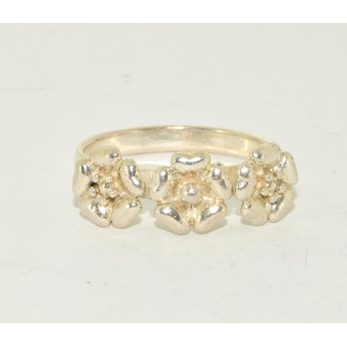 294 - A 925 silver triple flower ring Size R.