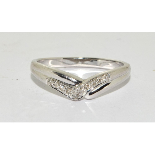 263 - 9ct white gold Diamond V ring size L