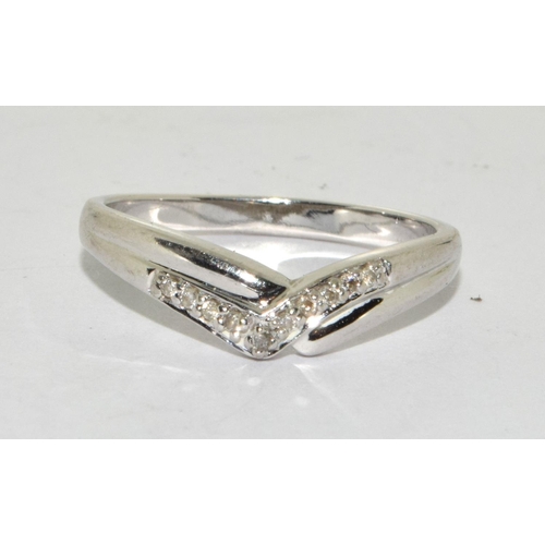 263 - 9ct white gold Diamond V ring size L