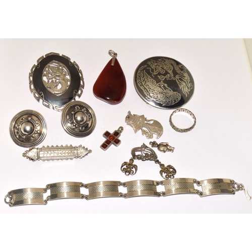 295 - Collection of vintage silver jewellery