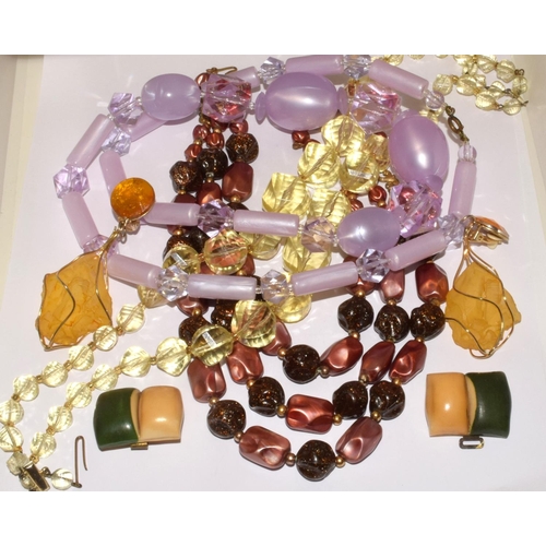 368 - Collection of vintage bakelite/lucite early plastic jewellery.