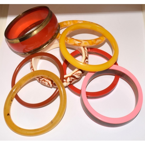 368 - Collection of vintage bakelite/lucite early plastic jewellery.