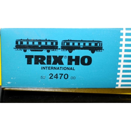 1104 - HO Gauge Trix HO International VT 75 Diesel Railbus w 2nd Class railcar ref:2470. Boxed