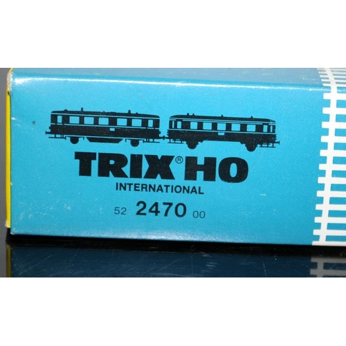 1105 - HO Gauge Trix HO International VT 75 Diesel Railbus w 2nd Class railcar ref:2470. Boxed