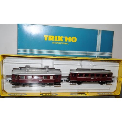 1131 - HO Gauge Trix HO International VT 75 Diesel Railbus w 2nd Class railcar ref:2470. Boxed