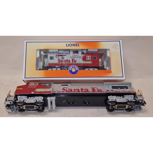 1018 - Lionel O gauge Santa Fe Locomotive used together  a Santa Fe new boxed Warbonnet Caboose carriage