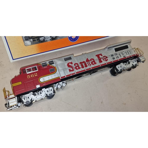 1018 - Lionel O gauge Santa Fe Locomotive used together  a Santa Fe new boxed Warbonnet Caboose carriage