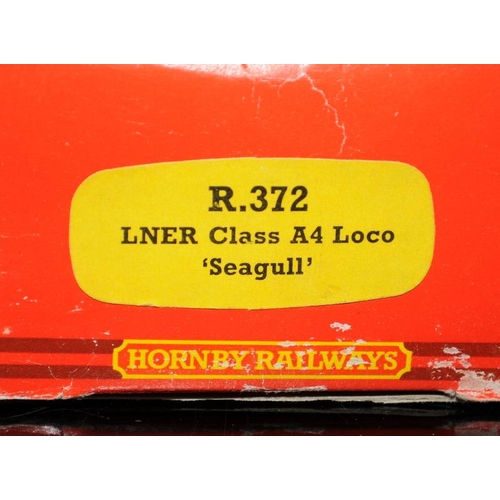 1208 - OO Gauge Hornby R372 LNER Class A4 Locomotive Seagull, boxed c/w R068-9301 BR Class 25 Bo-Bo Diesel ... 