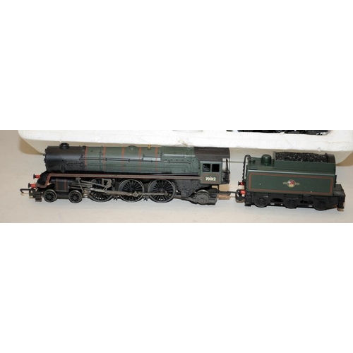 1065 - OO Gauge Hornby Steam engine and carriage set 70012 John of Gaunt R1021 (?) missing lid