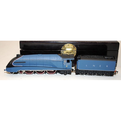 1067 - Bachmann OO Gauge Class A4 4-6-2 Locomotive Dominion of Canada. Limited edition model #472 of 2000. ... 