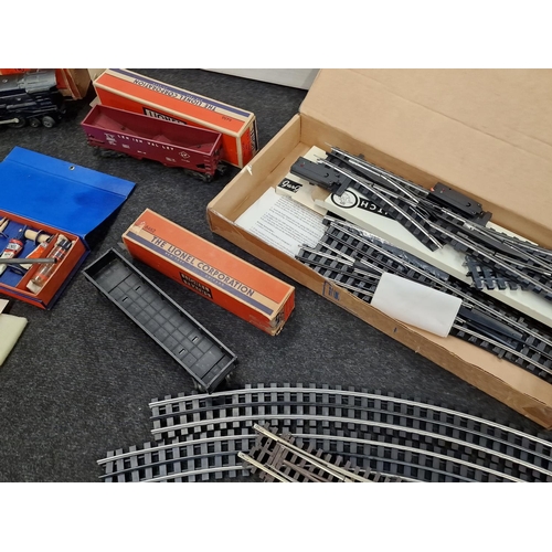 1013 - Vintage Lionel O gauge Steam Locomotive 2025 and carriages ,service box, track and other additional ... 