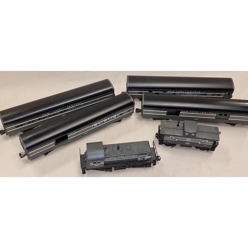 1025 - O Gauge railway Locomotive together 4 x Lionell railway carriages and guards brake van all in the Ne... 