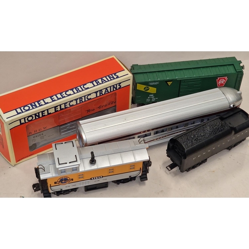 1026 - 5 x mixed O gauge loose carriages or goods wagons to include boxed as new Lionel Rio Grand caboose a... 