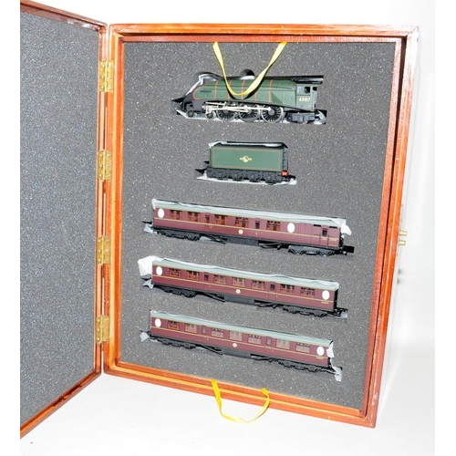 1215 - Bachmann OO Gauge limited edition set The Elizabethan, comprising Class A4 Locomotive 60017 Silver F... 