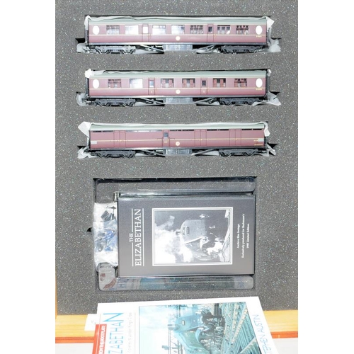 1215 - Bachmann OO Gauge limited edition set The Elizabethan, comprising Class A4 Locomotive 60017 Silver F... 