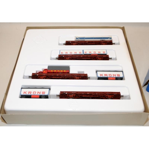 1001 - HO Gauge Roco Circus Krone 6 trailer set, boxed Ref:44016