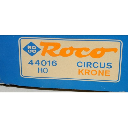 1001 - HO Gauge Roco Circus Krone 6 trailer set, boxed Ref:44016