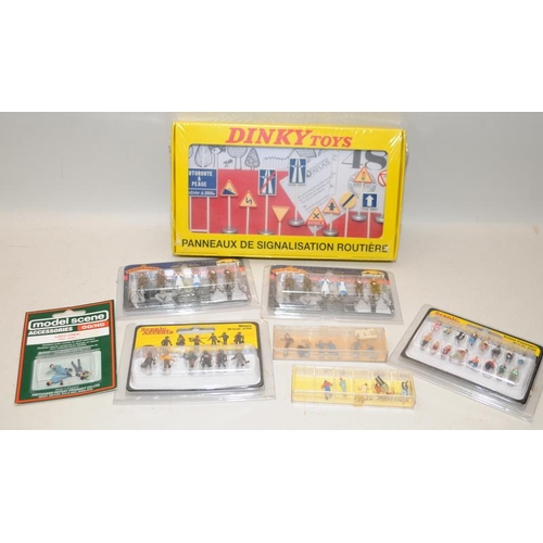 1045 - A collection of Hornby and other model railway items to include boxed r6689 Breakdown Crane, Boxed b... 