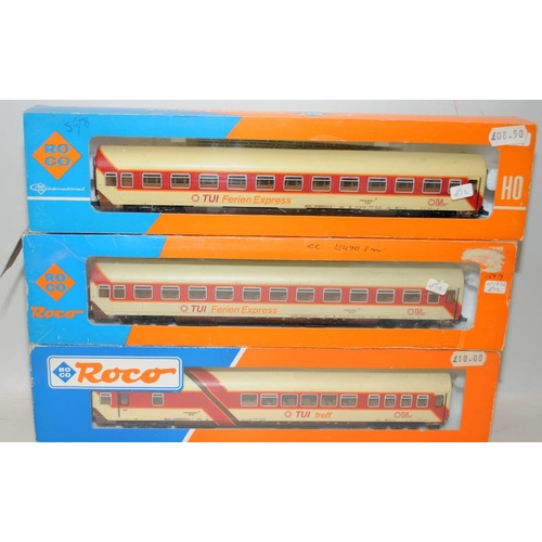 1092 - HO Gauge Roco Ferien Express coaches x 3. Boxed, boxed have storage wear