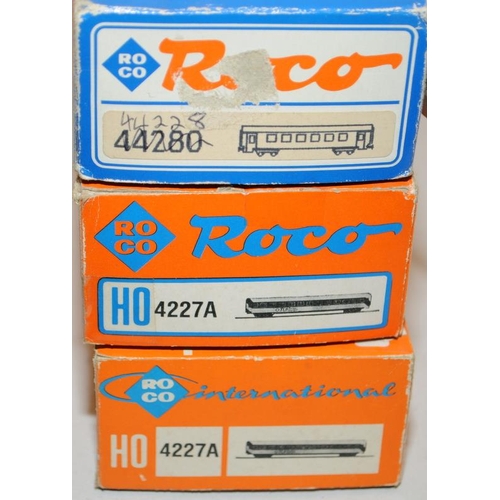 1092 - HO Gauge Roco Ferien Express coaches x 3. Boxed, boxed have storage wear