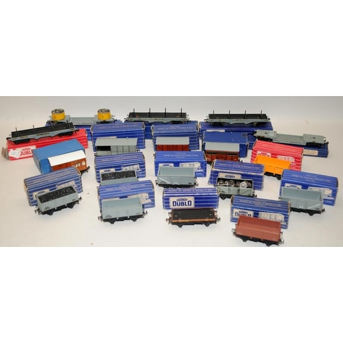 1171 - A collection of vintage Hornby Dublo wagons, all boxed. 17 items in Lot