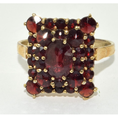 283 - 9ct gold Garnet statement ring 4g size Q