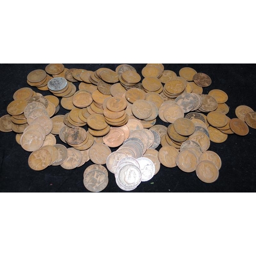 279 - Tin of vintage GB pennies, 1900 through to 1960's. Approx 1.8kgs