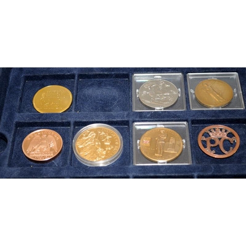 282 - Collection of crown size coins mostly commemorating WW1 and WW2, composition unknown. Lot also inclu... 