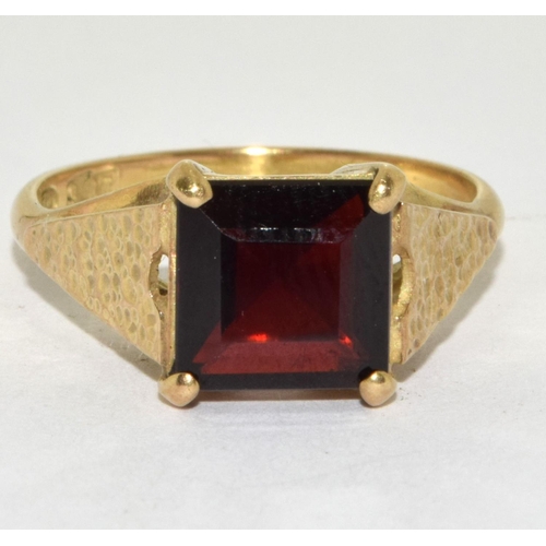 361 - 9ct gold and garnet ring Size M