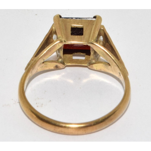 361 - 9ct gold and garnet ring Size M