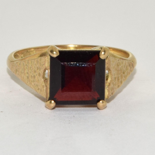 361 - 9ct gold and garnet ring Size M