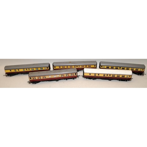 1226 - A collection of loose OO Gauge  carriages and a Steam Loco 47606 (requires attention). 9 items in lo... 