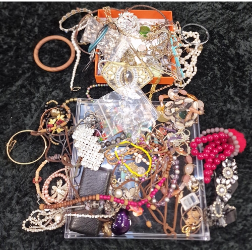 293 - Mixed costume jewellery to include silver