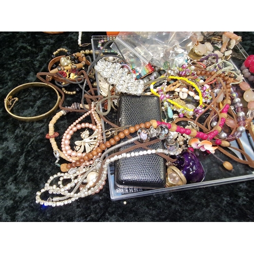 293 - Mixed costume jewellery to include silver