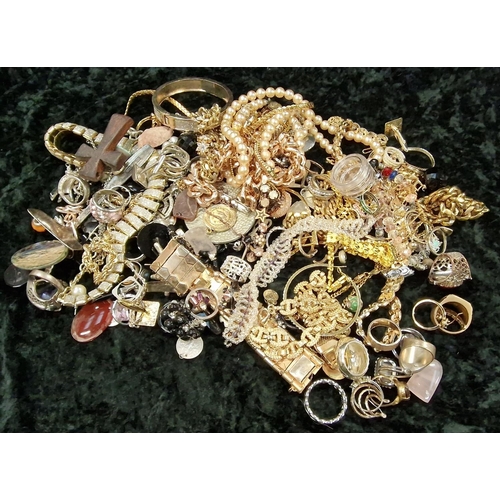 349 - A bag of costume jewellery