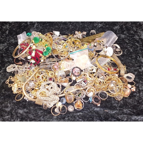 428 - A bag of costume jewellery