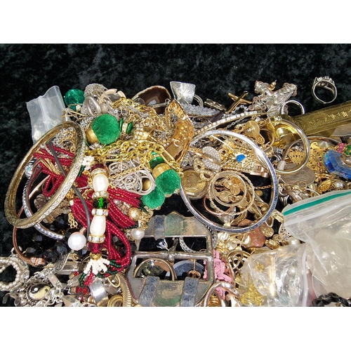 428 - A bag of costume jewellery