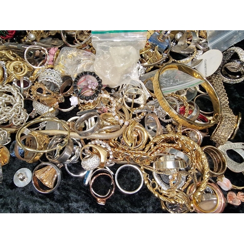 428 - A bag of costume jewellery