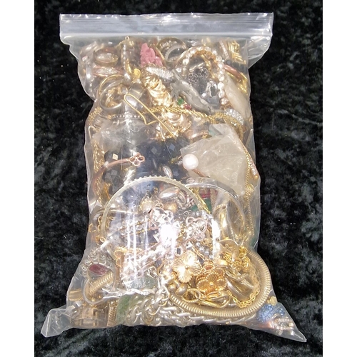 428 - A bag of costume jewellery