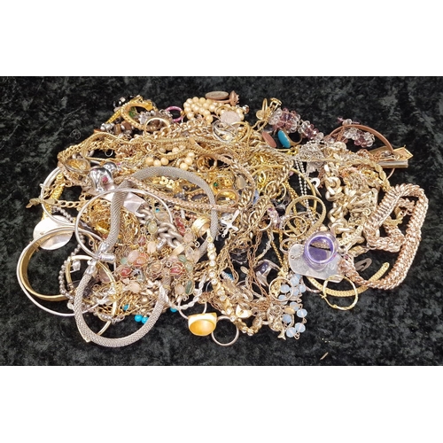 273 - A bag of costume jewellery