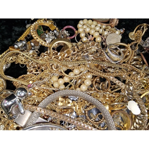 273 - A bag of costume jewellery