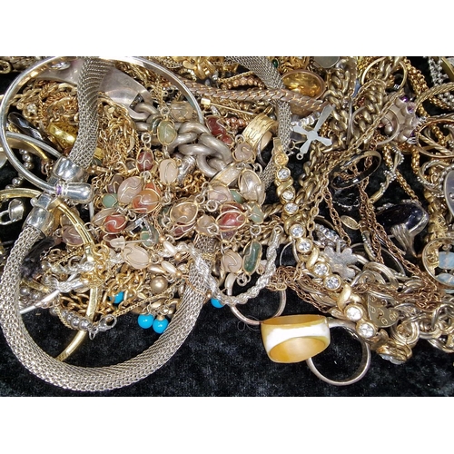 273 - A bag of costume jewellery