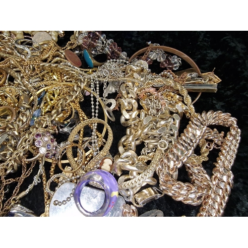 273 - A bag of costume jewellery