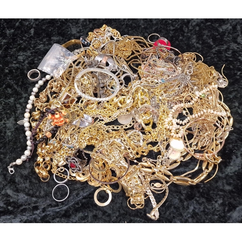 371 - A bag of costume jewellery