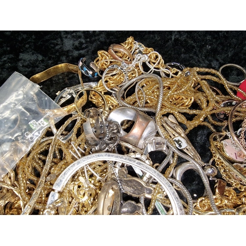 371 - A bag of costume jewellery