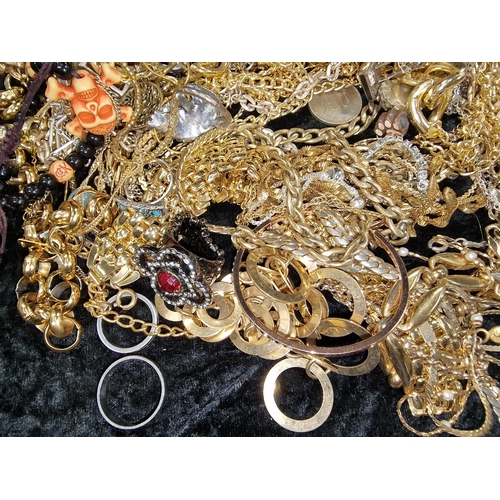 371 - A bag of costume jewellery