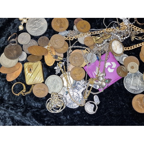 375 - Collection of mixed jewellery and curios to include silver