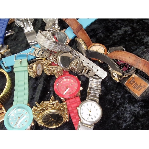 269 - Good selection of mixed Gents and Ladies watches