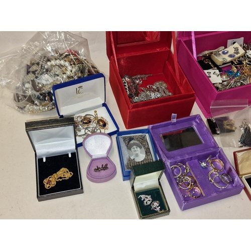 424 - Large quantity of costume and other Jewellery to include gold and silver