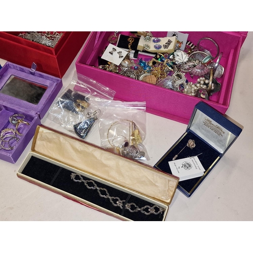 424 - Large quantity of costume and other Jewellery to include gold and silver